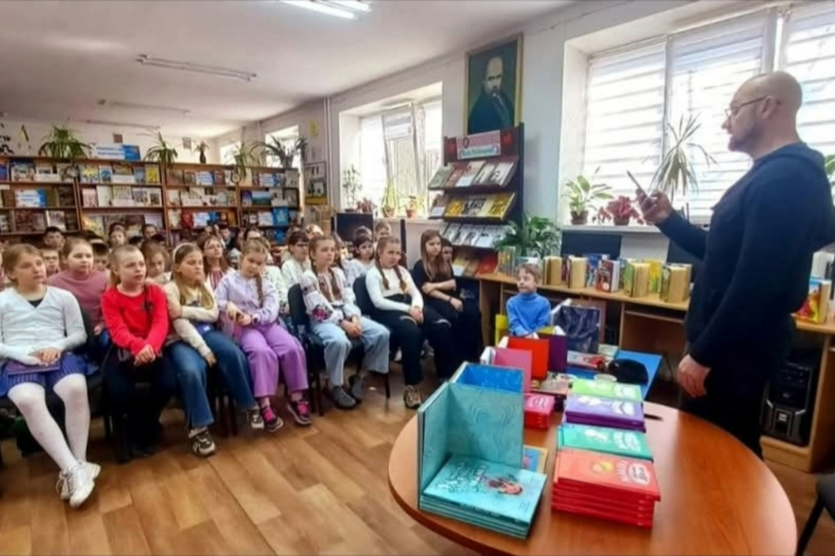 У Смілі дитячий письменник Сашко Дерманський зустрівся з юними читачами