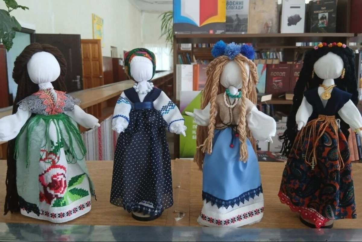 У Звенигородській бібліотеці відкрили виставку-продаж ляльок-мотанок
