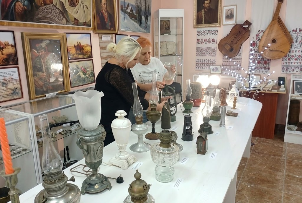 У Тальному відкрили виставку старовинних освітлювальних приладів
