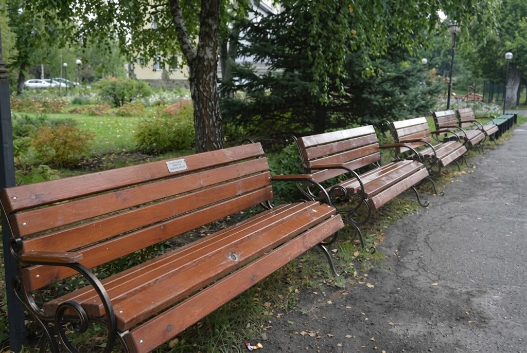 У двох ліцеях Шполи встановили лавочки на честь вчителів