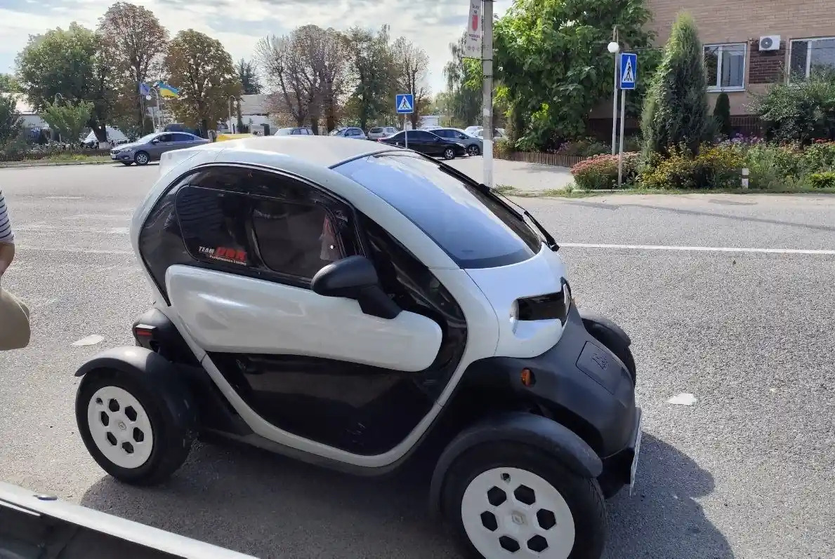 На Черкащині помітили незвичайний електромобіль Renault Twizy
